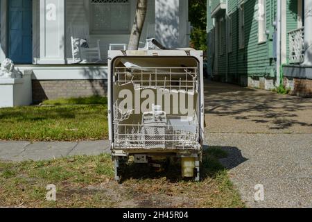 NEW ORLEANS, LA, USA - 29 OTTOBRE 2021: Lavastoviglie scartata sul marciapiede nel quartiere Uptown Foto Stock