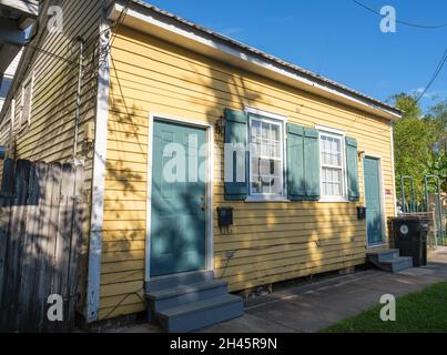 NEW ORLEANS, LA, Stati Uniti d'America - 26 OTTOBRE 2021: Cottage su Oak Street nel quartiere Uptown Foto Stock