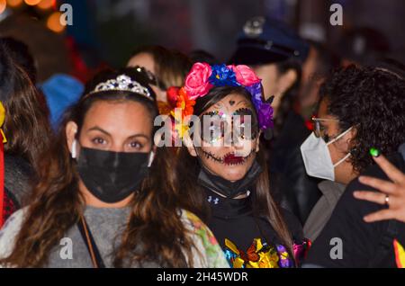 Migliaia di persone si sono riunite per assistere all'annuale Greenwich Village Halloween Parade lungo la 6th Avenue a New York City il 31 ottobre 2021. Foto Stock