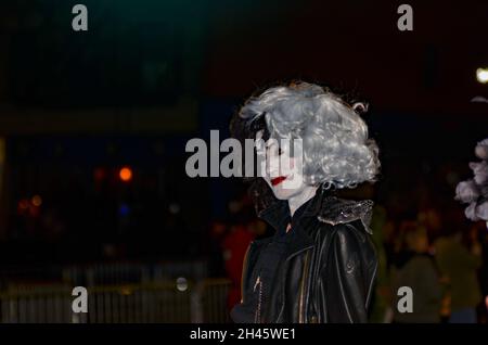 Migliaia di persone si sono riunite per assistere all'annuale Greenwich Village Halloween Parade lungo la 6th Avenue a New York City il 31 ottobre 2021. Foto Stock