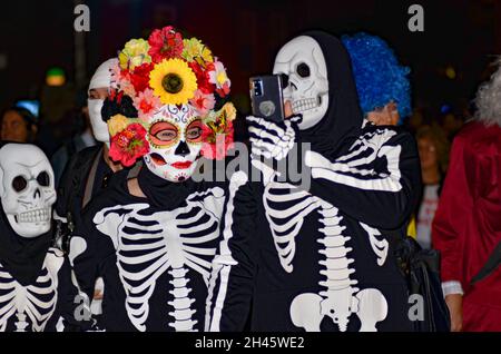 Migliaia di persone si sono riunite per assistere all'annuale Greenwich Village Halloween Parade lungo la 6th Avenue a New York City il 31 ottobre 2021. Foto Stock