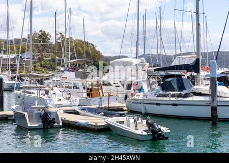 Barche e yacht in un porto turistico di Bayview sulle rive di Pittwater, Sydney, Australia Foto Stock