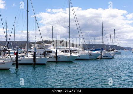 Barche e yacht in un porto turistico di Bayview sulle rive di Pittwater, Sydney, Australia Foto Stock