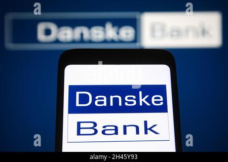 Ucraina. 31 ottobre 2021. In questa illustrazione della foto un logo Danske Bank A/S di una multinazionale danese di servizi bancari e finanziari è visto su uno smartphone e uno schermo pc. Credit: SOPA Images Limited/Alamy Live News Foto Stock