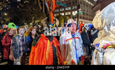 New York, Stati Uniti. 31 ottobre 2021. I partecipanti saranno visti marciare con i loro costumi di Halloween durante la 48a parata annuale di Halloween del Greenwich Village lungo la Sixth Avenue a New York City il 31 ottobre 2021. (Foto di Ryan Rahman/Pacific Press) Credit: Pacific Press Media Production Corp./Alamy Live News Foto Stock