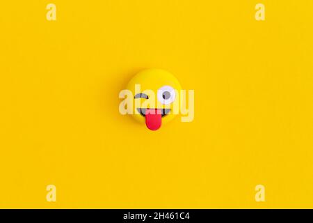 Sorriso emoticon su sfondo giallo Foto Stock