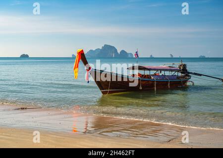 Vista delle isole tropicali con barca a coda lunga mare blu acqua di mare e spiaggia di sabbia bianca, Krabi Thailandia paesaggio naturale Foto Stock