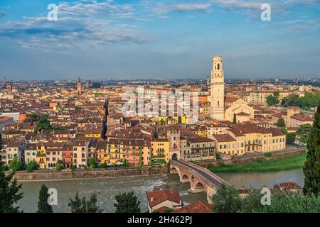 Verona Italia, vista panoramica sul fiume Adige e sulla Cattedrale di Verona Foto Stock