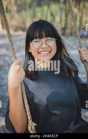 felicità sorridente volto di adolescente asiatico in open park Foto Stock