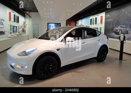 Vettura elettrica crossover Tesla Model Y in esposizione nello showroom di Scottsdale, Arizona Foto Stock