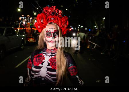 New York City, USA. 31 ottobre 2021. La parata annuale di Halloween del Greenwich Village è ritornata nel 2021 dopo la sospensione di un anno a causa delle restrizioni COVID. Una donna vestita come la Calavera Catrina indossa un elaborato ascolto di rose. Credit: Ed Lefkowicz/Alamy Live News Foto Stock