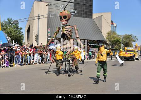 Non esclusiva: I partecipanti prendono parte alla Giornata Internazionale dei morti Parade "celebrando la vita" nell'ambito della Giornata messicana del cele morto Foto Stock