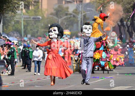 Non esclusiva: I partecipanti prendono parte alla Giornata Internazionale dei morti Parade "celebrando la vita" nell'ambito della Giornata messicana del cele morto Foto Stock