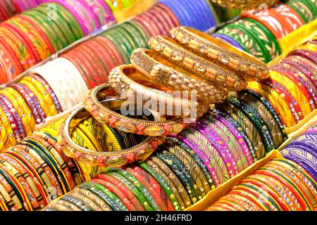 Angolature colorate indiane visualizzate in negozio locale in un mercato di Pune, India, questi angoli sono fatti di vetro usato come accessori di bellezza da donne indiane Foto Stock