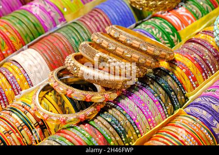 Angolature colorate indiane visualizzate in negozio locale in un mercato di Pune, India, questi angoli sono fatti di vetro usato come accessori di bellezza da donne indiane Foto Stock