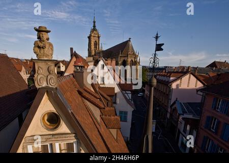 CENTRO STORICO. SCULTURA AU PIGNON D'UNE MAISON BORDANT LA GRAND' RUE. EN ARRIERE PLAN, LA COLLEGIALE SAINT MARTIN. ALTITUDINE 15 M. Foto Stock