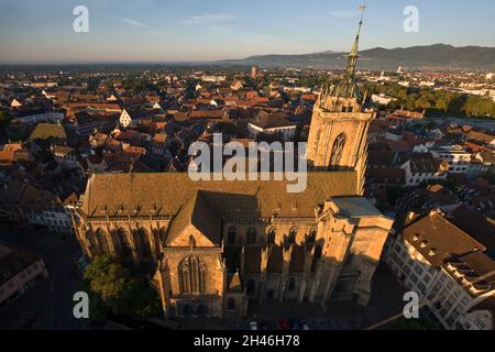 CENTRO STORICO. COLLEGIALE SAINT MARTIN. CONSTRUITE DE 1235 A 1365, LA COLLEGIALE EST UNE UVRE MAJEURE DE L'ARCHITECTURE GOTHIQUE EN ALSACE. IT ARR Foto Stock