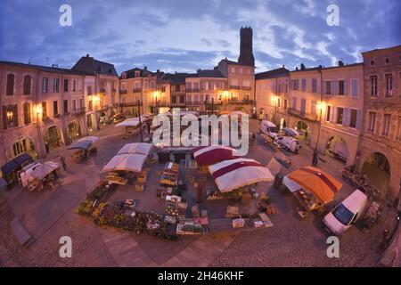 FRANCIA. LOT-ET-GARONNE (47) VILLENEUVE SUR LOT : IL CENTRO DELLA CITTÀ DAL SUD. LAFAYETTE SQUARE ALL'ALBA. SULLO SFONDO A DESTRA, SAINTE CATH Foto Stock