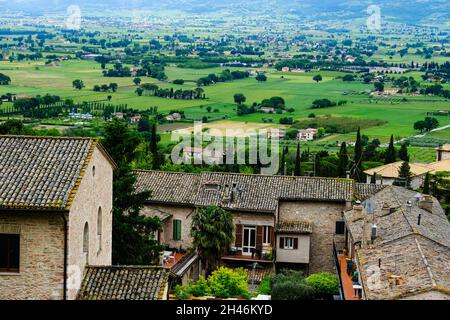 Guardando verso la città di Assisi dalla Basilica di San Francesco Assisi in Italia Foto Stock