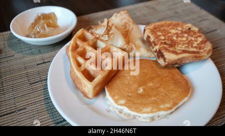 Crepe, waffle, toast alla francese, pancake e miele Foto Stock