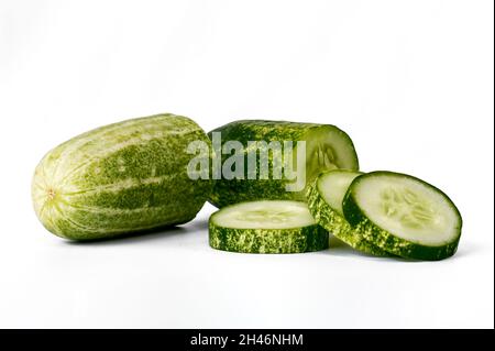 Cetriolo affettato per verdure fresche, isolato su sfondo bianco, spazio copia Foto Stock