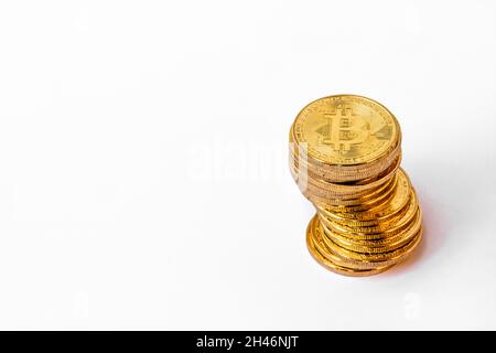 Un mucchio di Bitcoins che hanno un colore oro che è attualmente popolare e ha un valore crescente rispetto al dollaro US. Per pagamenti, finanziamenti, inves Foto Stock