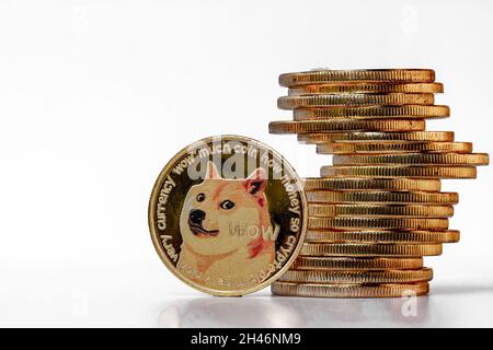 Un mucchio di Dogecoin che ha un colore oro che è attualmente popolare e ha un valore crescente rispetto al dollaro US. Per pagamenti, finanziamenti, investimenti Foto Stock