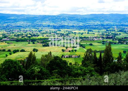 Guardando verso la città di Assisi dalla Basilica di San Francesco Assisi in Italia Foto Stock