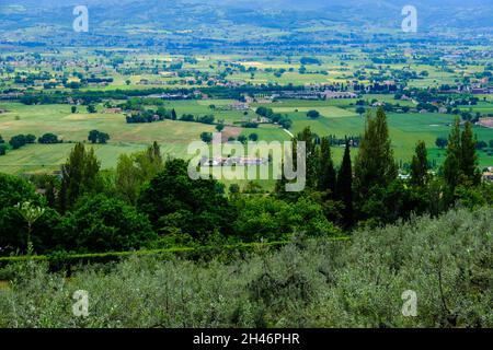 Guardando verso la città di Assisi dalla Basilica di San Francesco Assisi in Italia Foto Stock