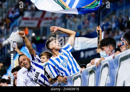 I tifosi di Malaga CF si rallegrano durante la partita LaLiga SmartBank 2021/22 tra Malaga CF e CD Lugo allo stadio la Rosaleda. Punteggio finale; Malaga CF 1:0 CD Lugo. Foto Stock