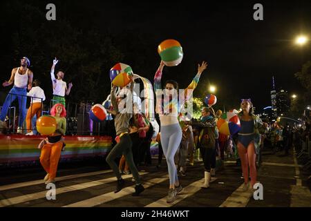 New York, Stati Uniti. 31 ottobre 2021. La gente frequenta la 48th Village Halloween Parade a New York City, Stati Uniti, 31 ottobre 2021. Credit: Winston Zhou/Xinhua/Alamy Live News Foto Stock