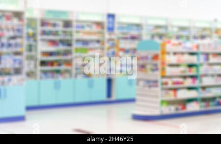 Background della farmacia. Sfocare i contatori di farmacia con farmaci, compresse e pillole. Foto di alta qualità Foto Stock