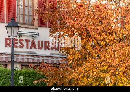 Ristorante visto dall'esterno in un pittoresco villaggio. Foto Stock