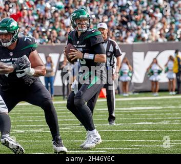 East Rutherford, New Jersey, Stati Uniti. 1 novembre 2021. Mike White (5) torna a passare nel quarto trimestre contro i Cincinnati Bengals al MetLife Stadium di East Rutherford, New Jersey. Duncan Williams/CSM/Alamy Live News Foto Stock