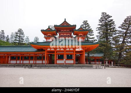 Vista della Torre Souryu-rou nel cortile interno del Santuario Heian con alberi e cielo luminoso sfondo. Nessuna gente. Foto Stock