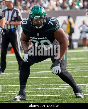 East Rutherford, New Jersey, Stati Uniti. 1 novembre 2021. New York Jets Offensive affrontare Chuma Edoga (70) durante il quarto trimestre contro i Cincinnati Bengals al MetLife Stadium a East Rutherford, New Jersey. I jet di New York sconfissero i Cincinnati Bengals 34-31. Duncan Williams/CSM/Alamy Live News Foto Stock