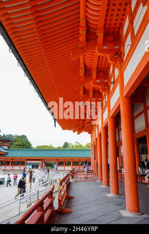 Particolare del soffitto e dell'interno del Santuario Heian sala di preghiera principale o daigokuden. Vista laterale. Foto Stock