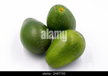 Avocado su sfondo bianco. Combinato con l'ombra di avocado maturo. Primo piano Foto Stock