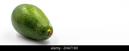 Avocado su sfondo bianco. Combinato con l'ombra di avocado maturo. Spazio vuoto per il testo. Spazio di copia Foto Stock