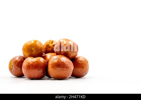 Jujube su sfondo bianco. Combinato con un'ombra di jujube matura. Spazio vuoto per il testo. Spazio di copia Foto Stock