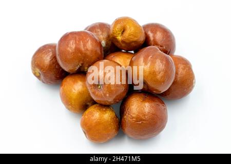 Jujube su sfondo bianco. Combinato con un'ombra di jujube matura. Primo piano Foto Stock