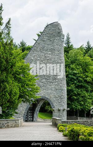 Monumento al cimitero commemorativo dei soldati cecoslovacchi, passo di montagna di Dukla, repubblica slovacca. Destinazione del viaggio. Foto Stock
