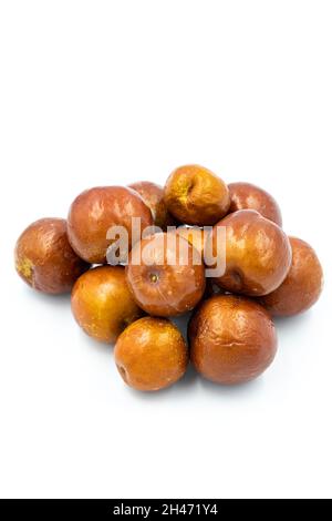 Jujube su sfondo bianco. Combinato con un'ombra di jujube matura. Primo piano del formato della storia Foto Stock