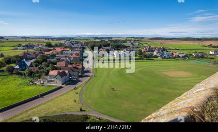 Città di Bambburgh dal Castello Foto Stock
