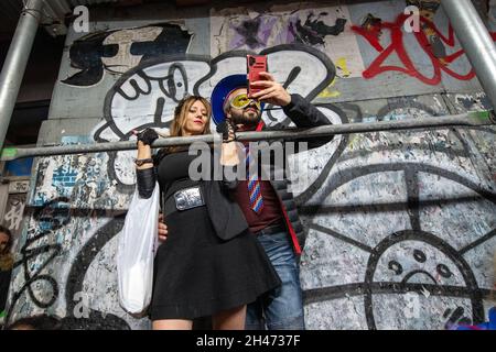 New York, Stati Uniti. 31 ottobre 2021. Le persone indossano costumi mentre osservano la 48a Parata annuale di Halloween nel Greenwich Village di New York. L'evento tradizionale tornò a New York dopo due anni, poiché l'edizione del 2020 fu cancellata a causa delle restrizioni COVID. Credit: Enrique Shore/Alamy Live News Foto Stock