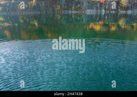 Laghetto artificiale con acqua azzurra e pittoresche cave allagate Foto Stock