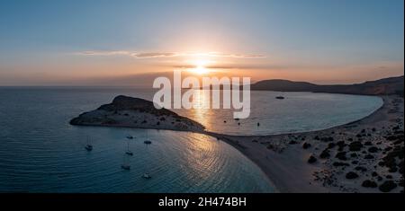 Isola di Elafonisos, Grecia. La famosa spiaggia di sabbia doppia Simos Frangos al tramonto, vista aerea panoramica drone. Laconia, Peloponneso. Foto Stock