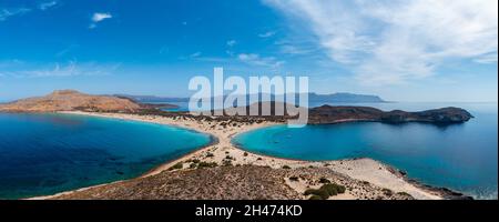 Spiaggia di Simos isola di Elafonisos, Peloponneso. Grecia. Famoso panorama della spiaggia di sabbia doppia, vista aerea del drone. Acqua e sabbia turchesi. Vacanza estiva Foto Stock