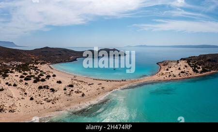 Doppia spiaggia Simos isola di Elafonisos, Peloponneso. Grecia. Famosa spiaggia di sabbia, vista aerea del drone. Acqua turchese limpida e sabbia bianca. Vacanza estiva Foto Stock