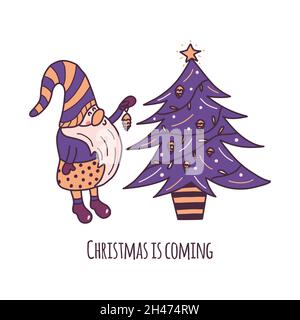 Carino gnome di Natale si trova accanto all'albero e appende un giocattolo cono di pino. Iscrizione Natale sta arrivando. Disegno a mano vettoriale colorato Illustrazione Vettoriale